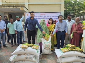 হরিরামপুরে কৃষি প্রণোদনা কর্মসূচি’র আওতায় সার ও বীজ বিতরণ