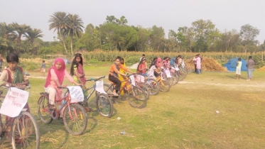 মানিকগঞ্জের হরিরামপুরে আন্তর্জাতিক নারী দিবস উপলক্ষে নারীদের সচেতনতামূলক সাইকেল র‍্যালি।