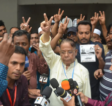 হাড্ডাহাড্ডি লড়াই শেষে কুমিল্লা সিটি করপোরেশন জয়ের মালা আরফানুল